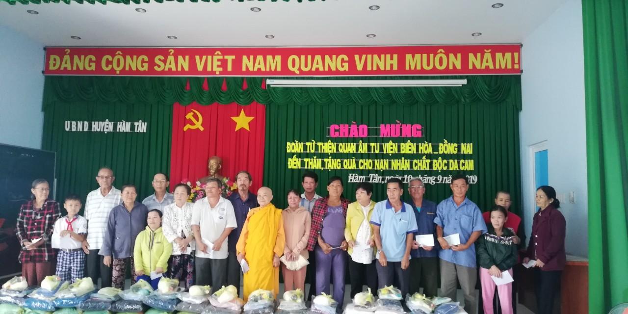 Ni Sư Thích Nữ Kim Sơn Tặng Quà Cho Nạn Nhân Chất Độc Da Cam Tại Hàm Tân, Bình Thuận